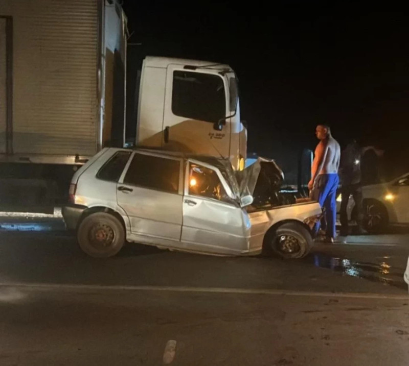 Motorista morre preso às ferragens após colisão entre carro e caminhão na BR-343