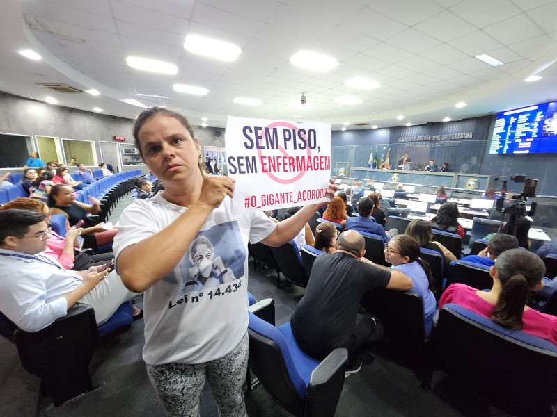 Enfermeiros durante protesto na Câmara Municipal de Teresina - (Tarcio Cruz/ O DIA)