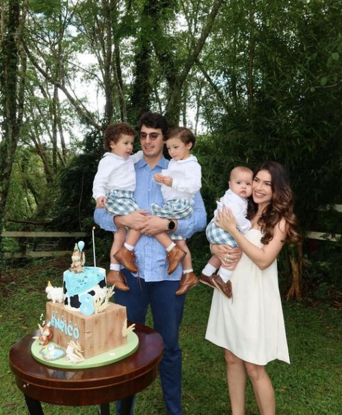Um click dos empresários Breno Miranda & Ana Thereza Merij Carneiro com os filhos Benjamin e Mateo