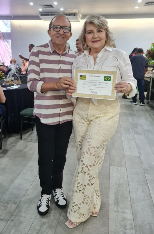 #HonraaoMérito - Um click do colunista Mauro Veras com a querida Liana Mota entregando o Certificado de sua participação na Feijoada Top 2023 - by Mauro Veras. Chics!!! - (Luciêne Sampaio)