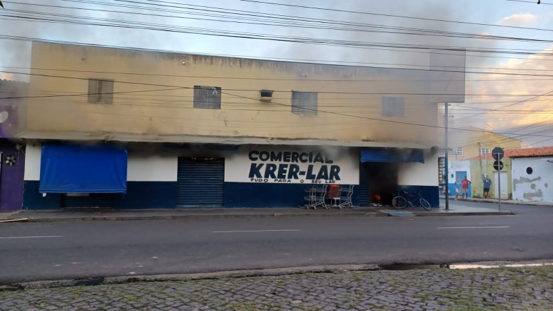 Supermercado é destruído em incêndio na zona Leste da Teresina - (Reprodução/Redes Sociais)