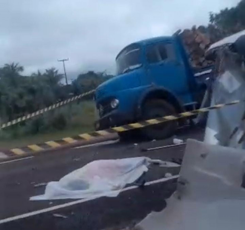 Carro colide com caminhão e idosa morre na PI-112