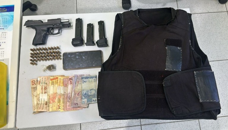 PF apreendeu armas de fogo, munições, carregadores, coletes e balaclavas - (Divulgação/Polícia Federal)