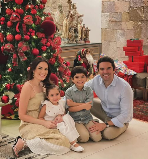 #Bodas -  Um click para os meus queridos amigos o advogado @alexandremagalhaesp e a médica otorrinolaringologista @marianasantos.otorrino, que comemoraram 12 anos de casados no dia 26/1, na foto com os filhos Henrique e da Sofia. Chics!!! - (Arquivo Pessoal)