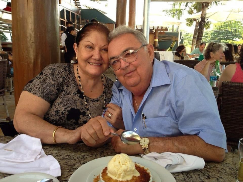 Parabéns para a querida Ruth Loures Ferraz (24/4)!!! Comemorou a data em família: em especialmente com o seu marido, o advogado Ney Ferraz. Chics!!! - (Divulgação)