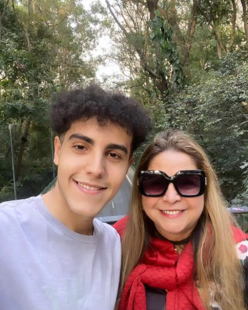 #Mãe&Filho - Eu (LS) com meu filho Yuri Sampaio estamos em São Paulo desde o dia 4/9, curtindo os dias: eu de trabalho, e ele de férias. Aproveitamos os dias nos passeios que fazemos. Chics!!!  - (Luciêne Samapio)