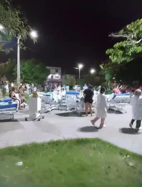 Pacientes em macas realocados para praça em frente ao hospital - (Reprodução/Redes Sociais)