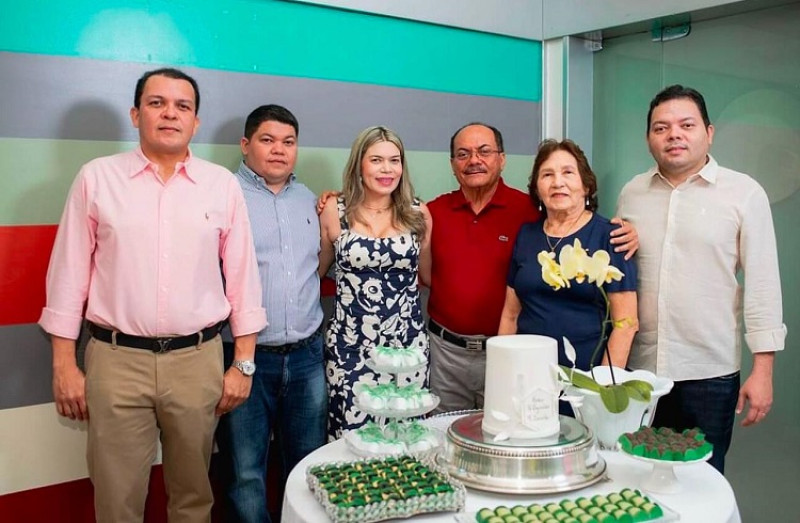 #Family -  Um click da aniversariante Zeneide Alves com seu esposo, o desembargador Raimundo Eufrásio Alves Filho, e os filhos Daniel, Roberto, Eduardo e Elaynnne Alves Abreu. Chics!!! - (Arquivo Pessoal)