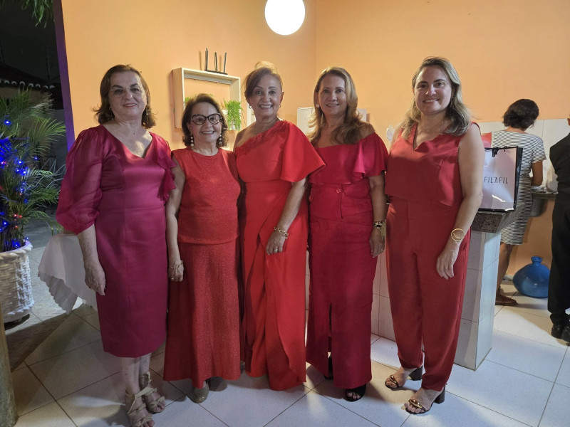 #Confraternização - As sócias do Lótus Clube de Teresina realizaram a Confraternização de Natal do Clube, na noite de 2/12, na residência da presidente Nailza Meneses e teve como anfitriãs Nailza Meneses, Ana Maria Eulálio, Julinha Moita e Zuíta Vasconcelos. Chics!!! - (Luciêne Sampaio)