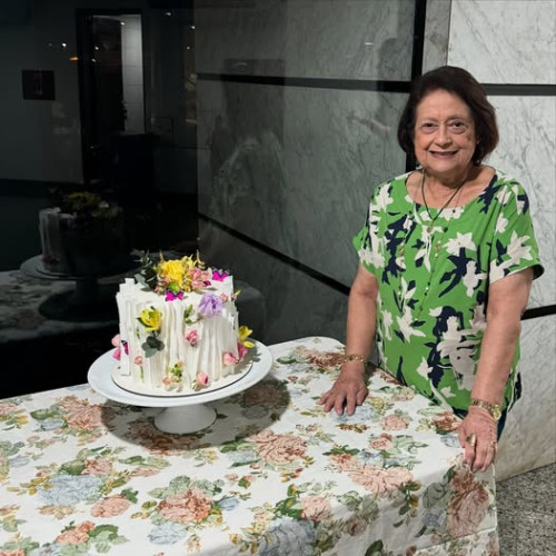 Parabéns para a querida Elvira Freire Conde!!! Que comemora com os familiares e amigos os seus 81 anos. Chics!!! - (Arquivo Pessoal)