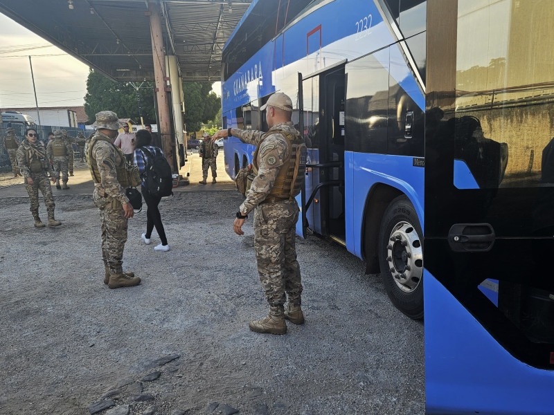 Viagem segura: Polícia vistoria ônibus durante operação contra tráfico de drogas