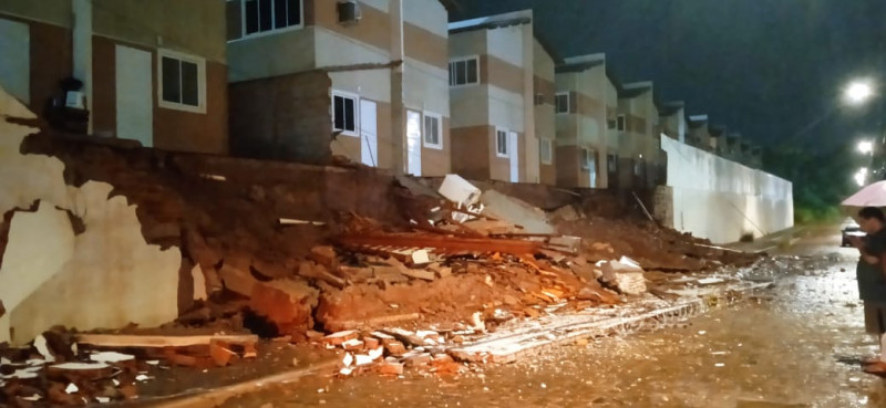 Parte de muro de condomínio cai durante chuva na zona Leste de Teresina