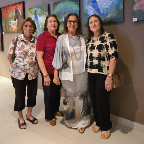 #Exposição - Um click da minha querida amiga, artista plástica Dora Parentes, que está à frente de vernissage da Exposição Caminhos da Vida, que fica em cartaz até o dia 31/12, no Café 4 Estações. Muito chique né?! Chics!!! - (Luciêne Sampaio)