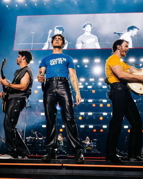 Jonas Brothers desembarcam no Brasil para show único em SP