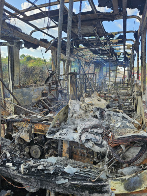 Ônibus coletivo pega fogo e fica completamente destruído na Pedra Mole