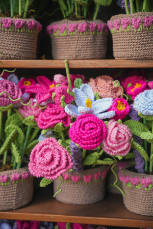 Mãe transforma tradição de crochê em decoração para o casamento da filha