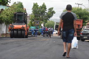 Pref. Dr. Pessoa visita asfaltamento no Bairro Pirajá