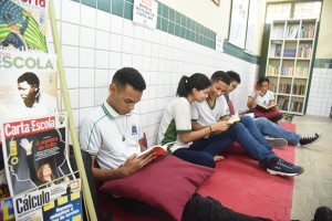 Alunos se mobilizam e criam a primeira sala de leitura em escola com 70 anos