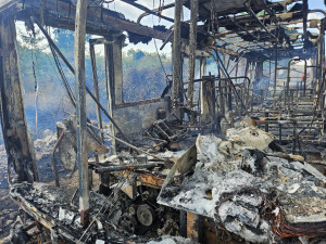 Ônibus coletivo pega fogo e fica completamente destruído na Pedra Mole