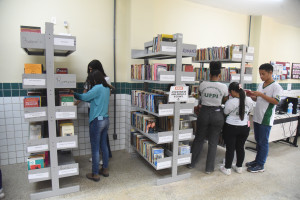 Alunos se mobilizam e criam a primeira sala de leitura em escola com 70 anos