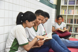 Alunos se mobilizam e criam a primeira sala de leitura em escola com 70 anos