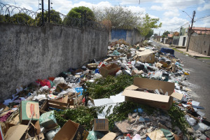 Moradores denunciam lixão a céu aberto no Morro da Esperança