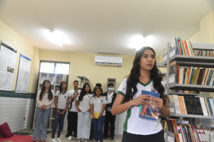 Alunos se mobilizam e criam a primeira sala de leitura em escola com 70 anos