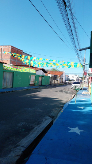 A uma semana da estreia do Brasil, moradores se mobilizam para concluir decoração das ruas para a Copa do Mundo