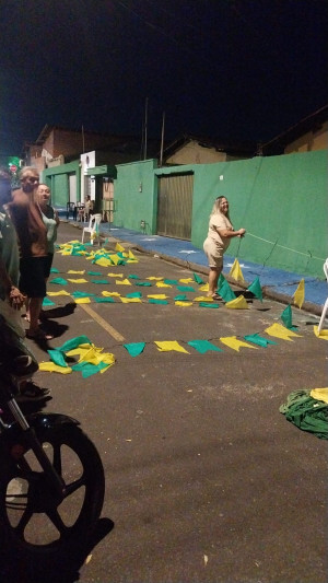 A uma semana da estreia do Brasil, moradores se mobilizam para concluir decoração das ruas para a Copa do Mundo
