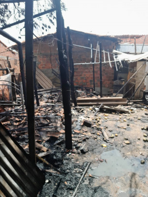 Casa destruída por incêndio no Buenos Aires