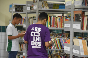 Alunos se mobilizam e criam a primeira sala de leitura em escola com 70 anos