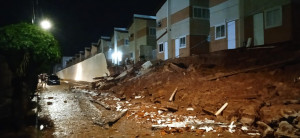 Parte de muro de condomínio cai durante chuva na zona Leste de Teresina