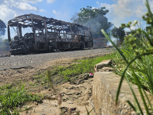 Ônibus coletivo pega fogo e fica completamente destruído na Pedra Mole