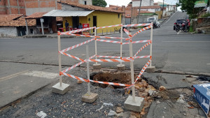 Motorista cai em buraco de obra sem sinalização da Águas de Teresina