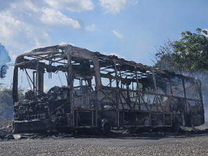 Ônibus coletivo pega fogo e fica completamente destruído na Pedra Mole