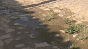 Buracos de obras de saneamento causam transtornos e prejuízos aos moradores do Recanto dos Pássaros