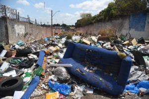 Moradores denunciam lixão a céu aberto no Morro da Esperança