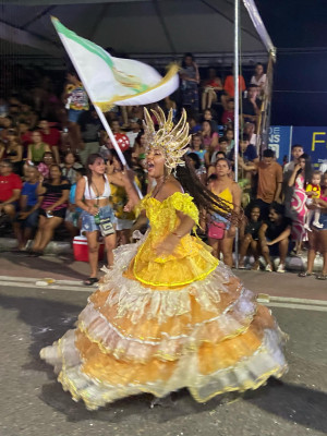 Concurso de escolas de samba e show de Thullio Milionário agitam a segunda noite de Carnaval no Litoral do Piauí 2025