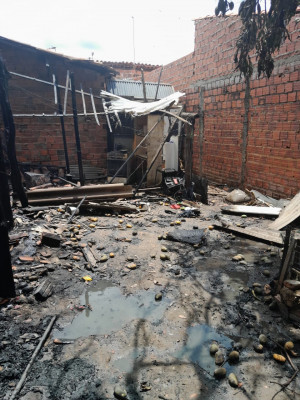 Casa destruída por incêndio no Buenos Aires