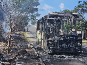 Ônibus coletivo pega fogo e fica completamente destruído na Pedra Mole