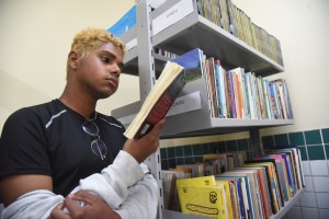 Alunos se mobilizam e criam a primeira sala de leitura em escola com 70 anos