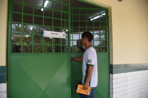 Alunos se mobilizam e criam a primeira sala de leitura em escola com 70 anos