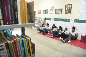 Alunos se mobilizam e criam a primeira sala de leitura em escola com 70 anos