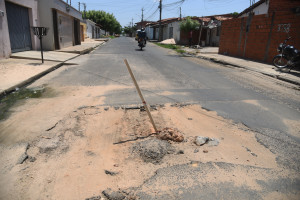 Desníveis em asfalto após obras de saneamento causam acidentes em Teresina