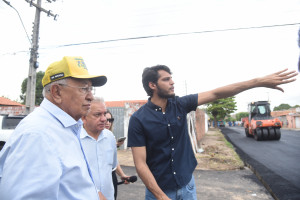 Pref. Dr. Pessoa visita asfaltamento no Bairro Pirajá