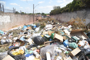 Moradores denunciam lixão a céu aberto no Morro da Esperança