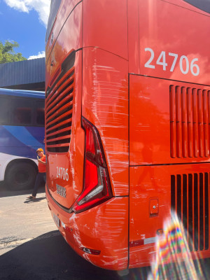Ônibus sem freio bate em muro na rodoviária em Piripiri