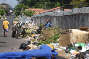 Moradores denunciam lixão a céu aberto no Morro da Esperança