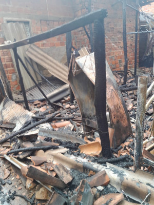 Casa destruída por incêndio no Buenos Aires