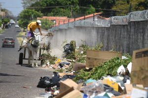 Moradores denunciam lixão a céu aberto no Morro da Esperança